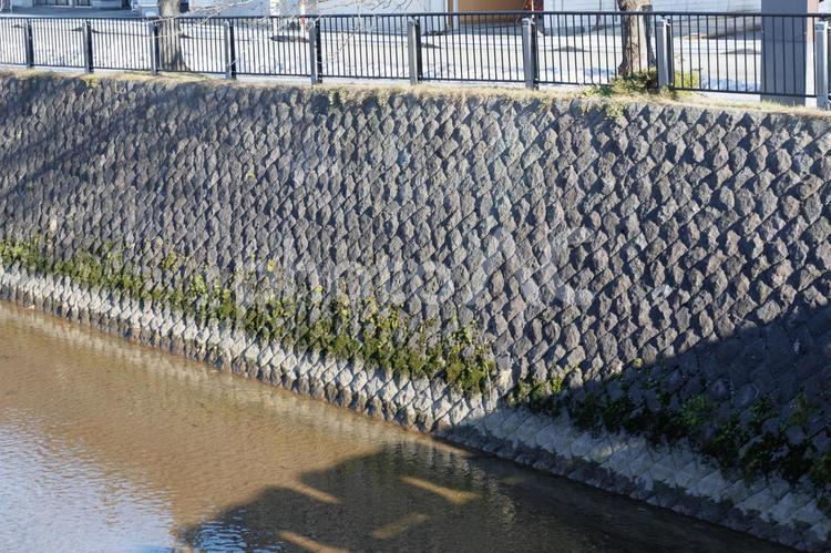 街を流れる川の湖岸ブロック 湖岸ブロック,川,河川の写真素材