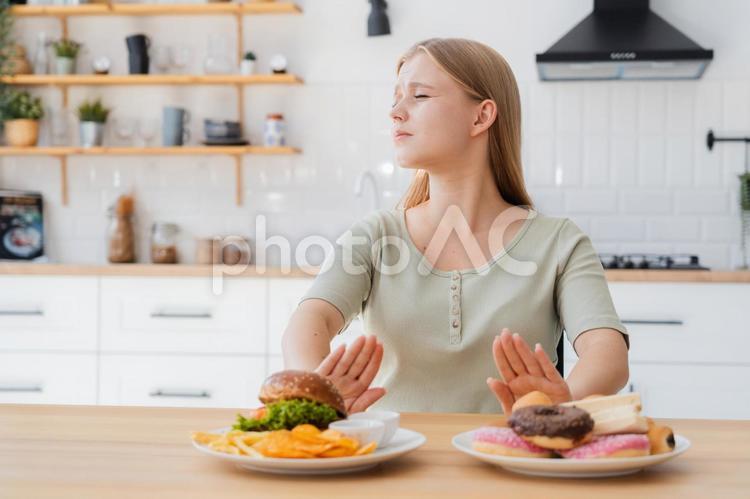 ドーナツとハンバーガーを断る女性 女性,人物,断るの写真素材