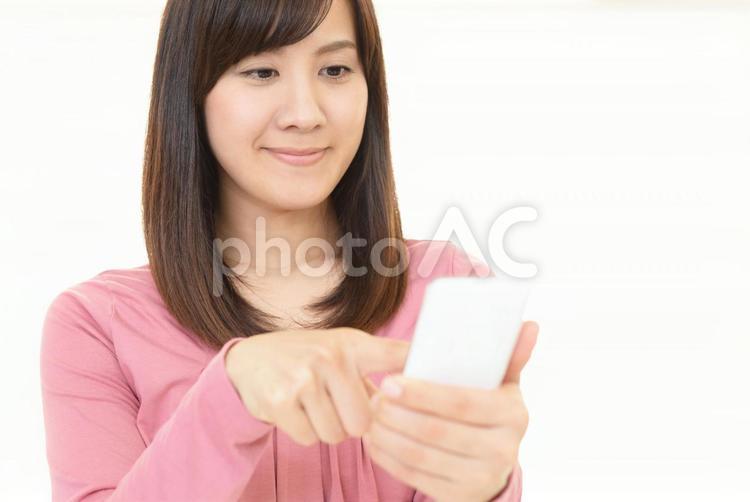 スマートフォンを持つ女性 女性,スマートフォン,女の写真素材