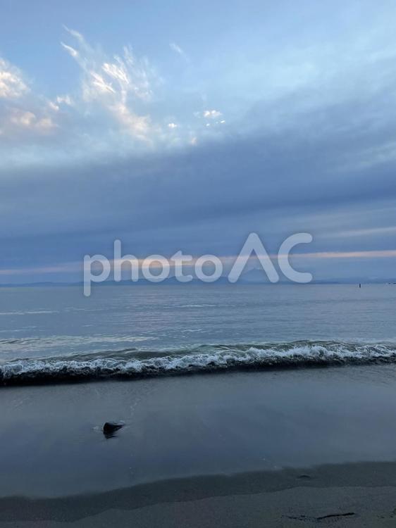 曇り空の海岸 - 幻想的な雰囲気 海,海岸,砂浜の写真素材