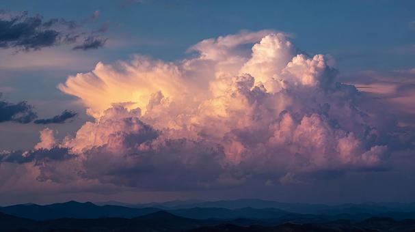 夕暮れ時にピンク色に染まる巨大な積乱雲 夕暮れ時にピンク色に染まる巨大な積乱雲の写真