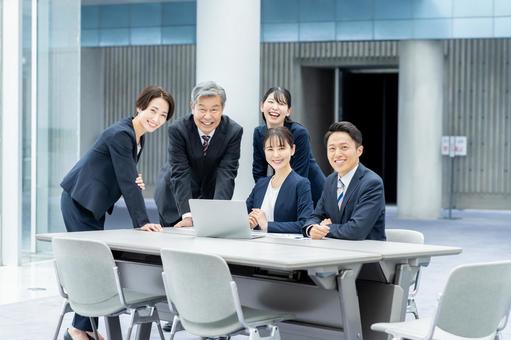 打ち合わせするビジネスパーソン 打ち合わせするビジネスパーソン ミーティング,笑顔,チームワークの写真素材