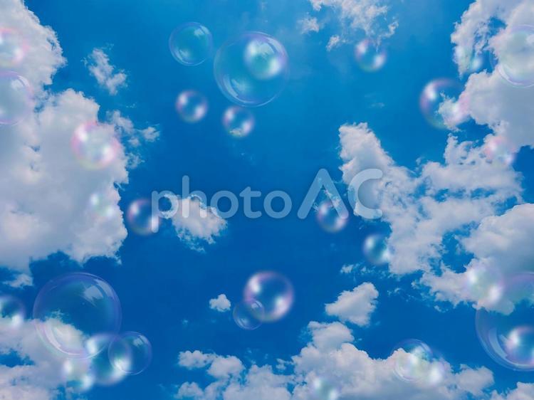 シャボン玉と青空　コピースペース シャボン玉,青空,空の写真素材