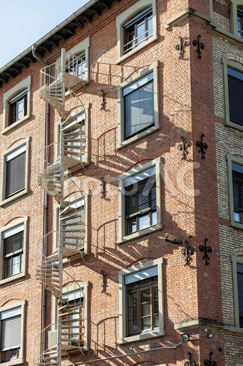 屋外階段がある建物の外観 建物,ビル,螺旋の写真素材