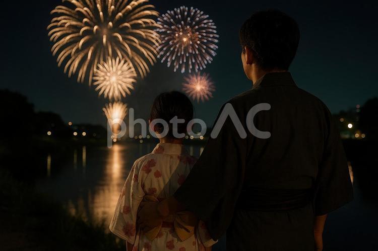  花火を見上げる浴衣姿の日本人親子 日本,親子,夏の写真素材