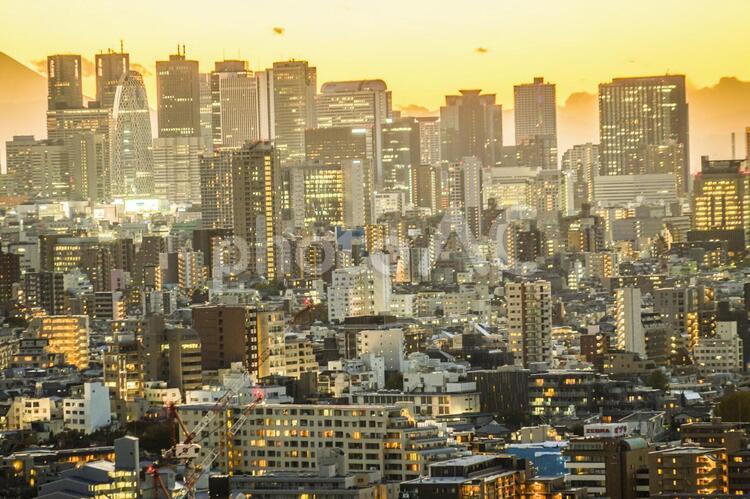 文京シビックセンターからの夕景７ オフィスビル,オフィス街,オレンジ色の写真素材