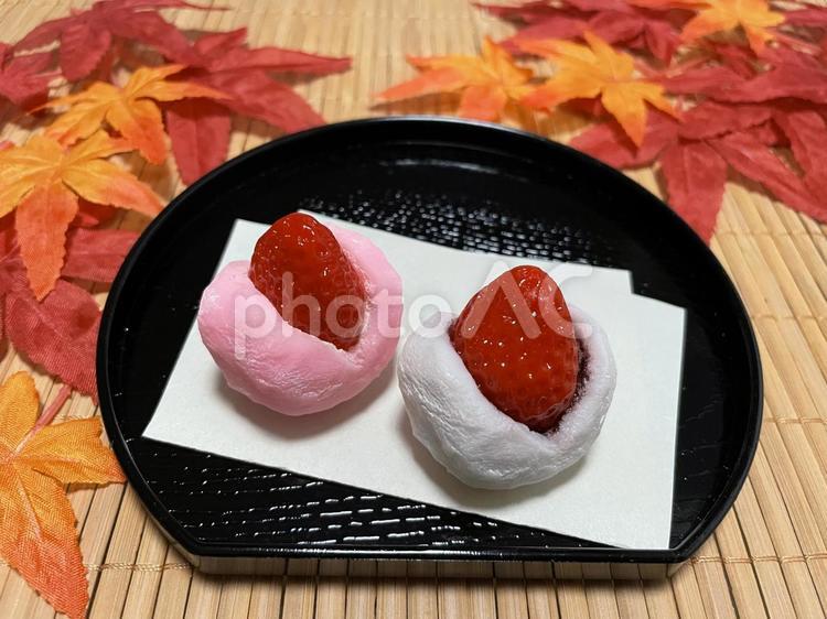いちご大福 秋ver.② いちご大福,いちご,イチゴの写真素材