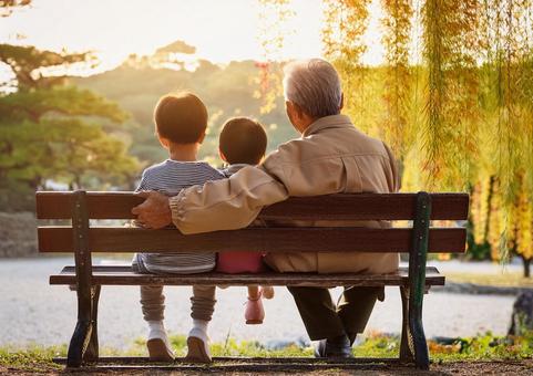 仲の良いおじいちゃんと孫の写真