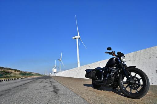 神栖の風力発電の一本道とアメリカンバイク 神栖の風力発電の一本道とアメリカンバイク バイク旅,アメリカンバイク,黒いバイクの写真素材