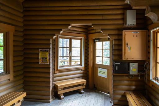 ひっそりとした釧路湿原駅構内 釧路湿原駅,駅舎,鉄道の写真素材