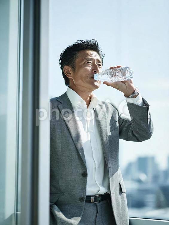 水分補給をする日本人ビジネスマン 日本人,ビジネスマン,男性の写真素材