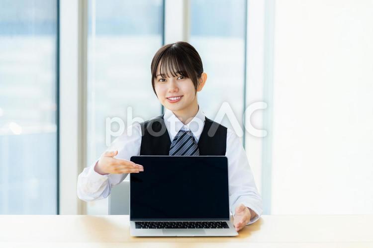 受付の若いビジネスウーマン 受付の若いビジネスウーマン 受付,女性,笑顔の写真素材