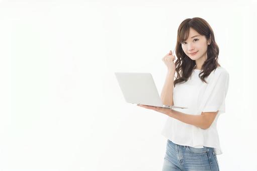 若い女性 ノートパソコン ガッツポーズ 若い女性 ノートパソコン ガッツポーズ 女性,ガッツポーズ,ノートパソコンの写真素材