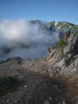 朝の稜線と登山道 朝の稜線と登山道 雲海,雲,朝焼けの写真素材