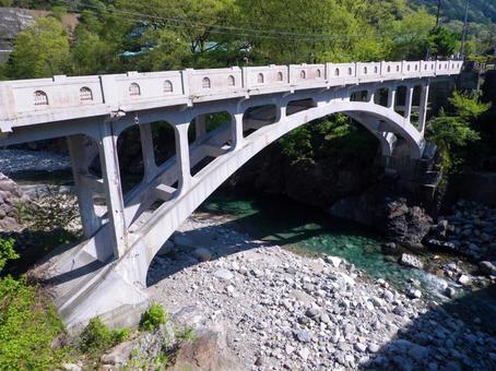 新緑に包まれた渡良瀬橋（栃木県日光市） 渡良瀬橋,栃木県,日光市の写真素材