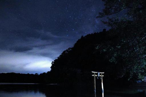 夜景/夏の夜の浮布池と星空 夜景/夏の夜の浮布池と星空の写真