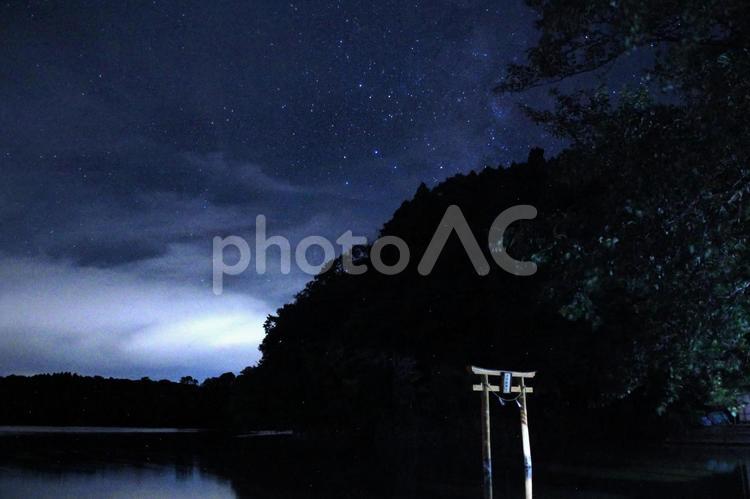 夜景/夏の夜の浮布池と星空 星空,夜景,浮布池の写真素材