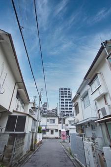 都市からちょっと外れたところ 都市からちょっと外れたところ 住宅街,青空,風景の写真素材