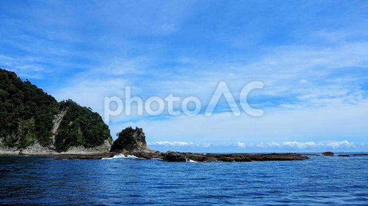 夏の鯛ノ浦・沖から見る弁天島（鴨川市） 夏,鯛の浦,弁天島の写真素材