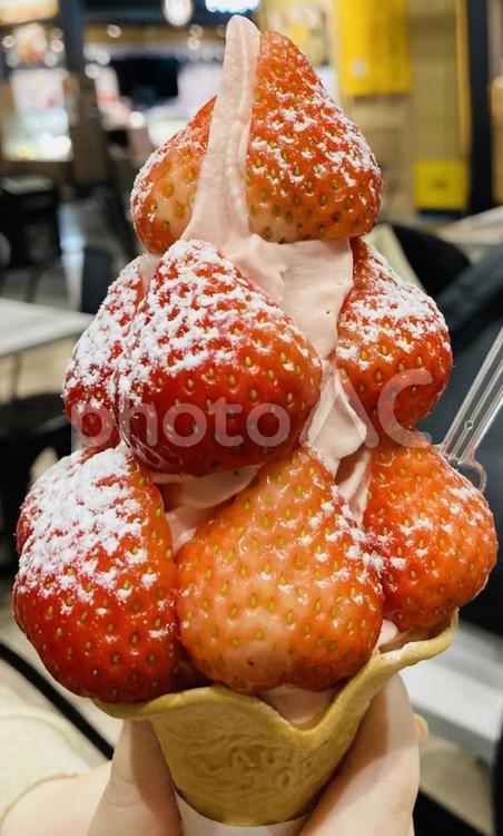 鬼盛りいちごソフトクリーム いちご,赤い,ソフトクリームの写真素材