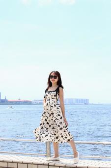 海辺でポーズをとる女性 海辺でポーズをとる女性の写真