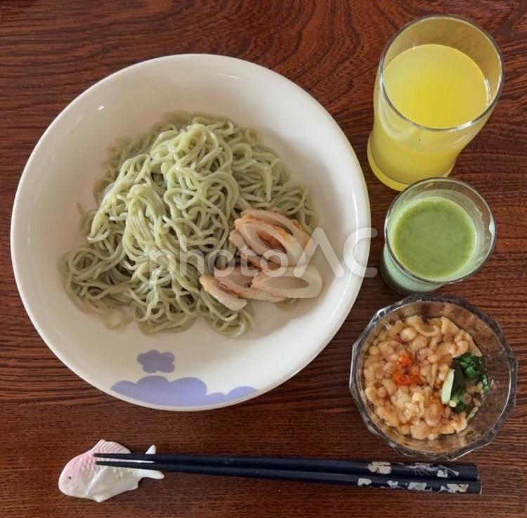 ワカメザルラーメンにちくわなどの昼食 昼食,ザルラーメン,ワカメラーメンの写真素材