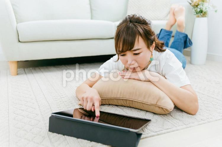 家でタブレットPCを使いながら困る女性 タブレット,動画,困るの写真素材
