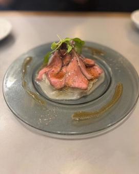 肉の旨味が凝縮、至福のローストビーフ 肉の旨味が凝縮、至福のローストビーフの写真
