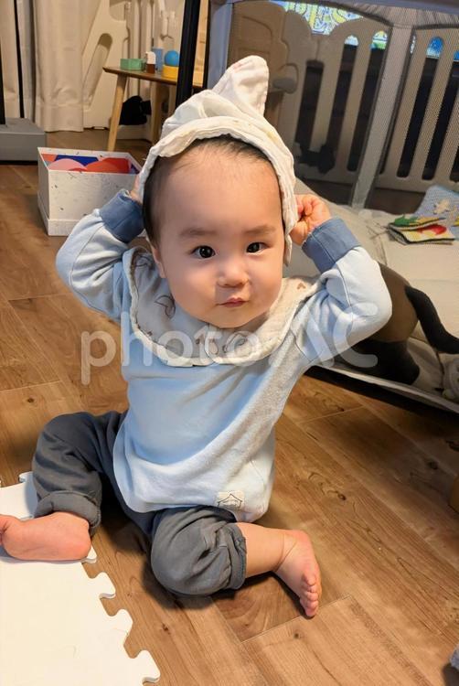 ガーゼで頭を撫でる男の子 子ども,男の子,男児の写真素材