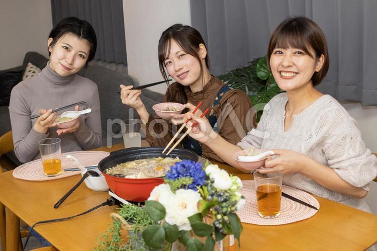 箸を持ってカメラ目線の女性たち1 女性,鍋パーティー,女子会の写真素材