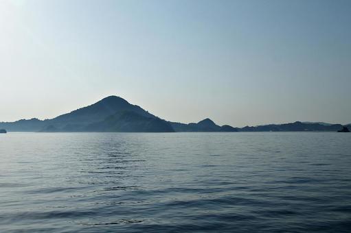 逆光の興居島 逆光の興居島の写真