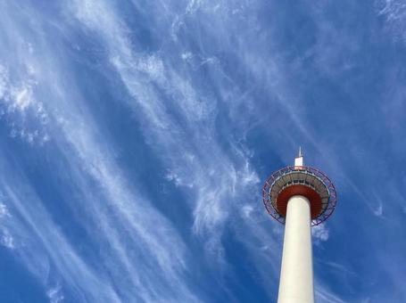 冬空の京都タワー 冬空の京都タワーの写真