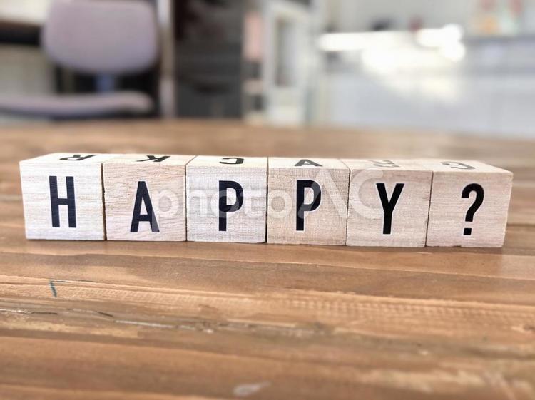 HAPPY？の文字の積み木 happy,積み木,木のブロックの写真素材