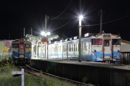 鳴門駅に夜間留置されるキハ47、キハ40 鳴門駅に夜間留置されるキハ47、キハ40 jr,jr四国,高徳線の写真素材