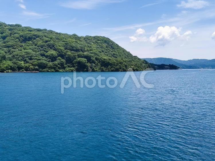芦ノ湖にて海賊船から東岸を眺める 箱根海賊船,遊覧船,芦ノ湖の写真素材