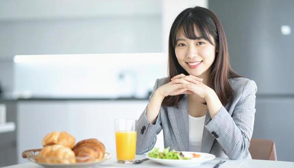 健康的で美しい女性の朝食風景の写真