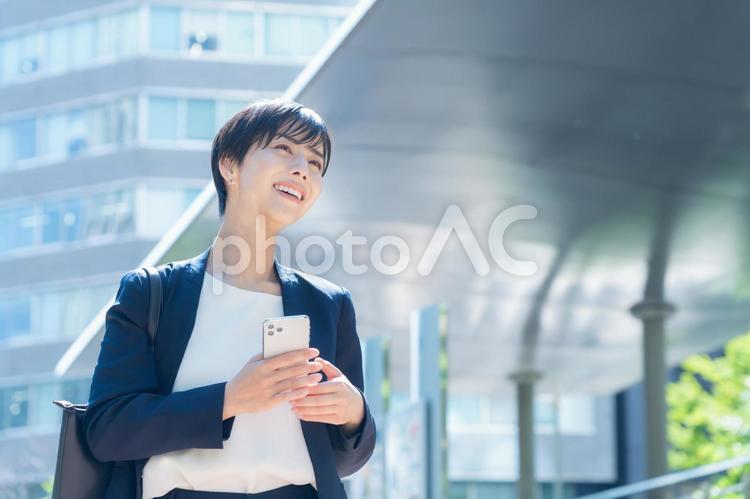オフィス街で働く若いビジネスウーマン ビジネス,女性,ビジネスウーマンの写真素材
