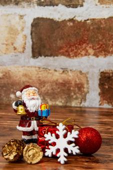 レンガの背景と木の床にサンタクロース レンガの背景と木の床にサンタクロースの写真