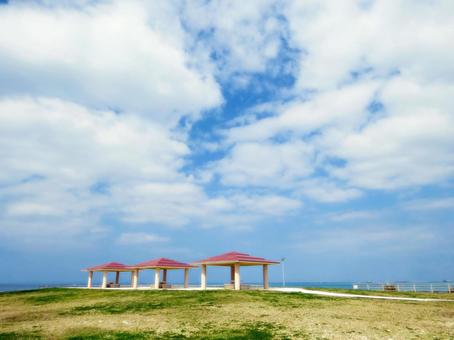 リゾートな雰囲気の青空と芝生2 リゾートな雰囲気の青空と芝生2 海,沖縄,エメラルドグリーンの写真素材