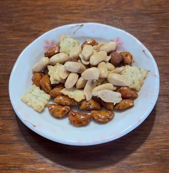 ナッツと小粒あられとのりセサミミックス ナッツと小粒あられとのりセサミミックスの写真