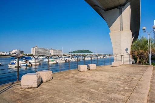 神奈川県横浜市 金沢八景、高架下の広場 神奈川県横浜市 金沢八景、高架下の広場 金沢八景,神奈川,神奈川県の写真素材