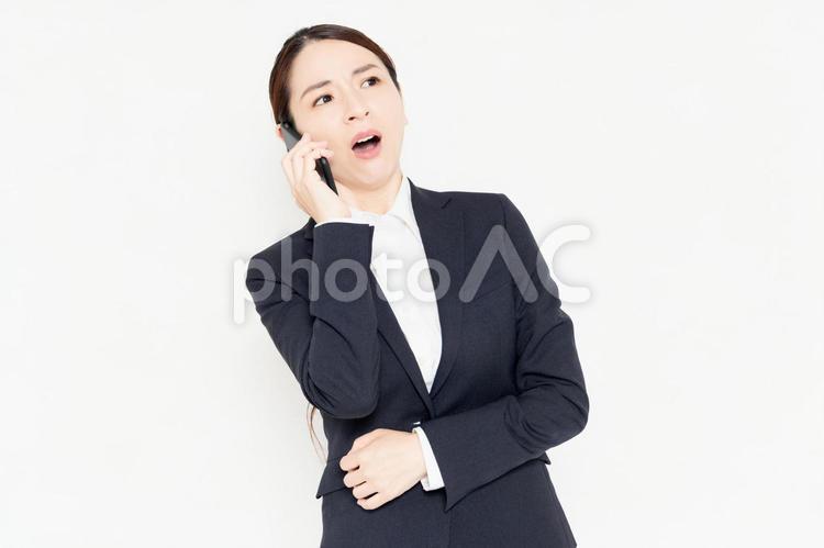 スマホを使うビジネスウーマン スマホ,女性,スマートフォンの写真素材