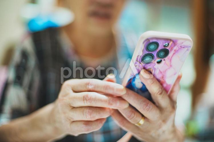 スマートフォンを持つシニア女性の手元 スマホ,スマートフォン,高齢者の写真素材