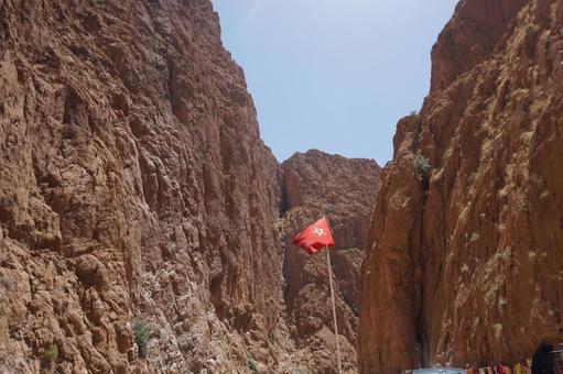 モロッコ国旗とトドラ渓谷 モロッコ国旗とトドラ渓谷 国旗,モロッコ,モロッコ王国の写真素材