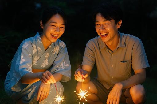 花火を楽しむ日本人の2人組 花火を楽しむ日本人の2人組の写真