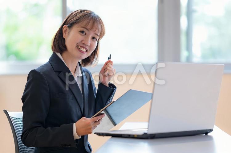 PCと爽やかな笑顔の女性 ビジネスウーマン,オフィス,プレゼンテーションの写真素材