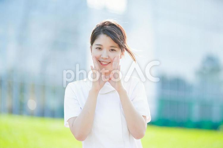 応援するポーズをする白衣の女性 女性,看護師,医療の写真素材