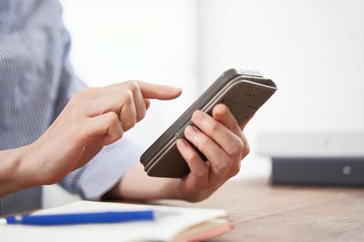 Hands of a Japanese woman operating a smartphone, female, smartphone, smartphone, JPG