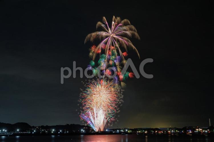 夜空に咲くスターマイン 花火,打ち上げ花火,花火大会の写真素材