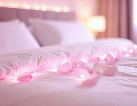 花びらをまいたロマンチックなベッドルームの写真